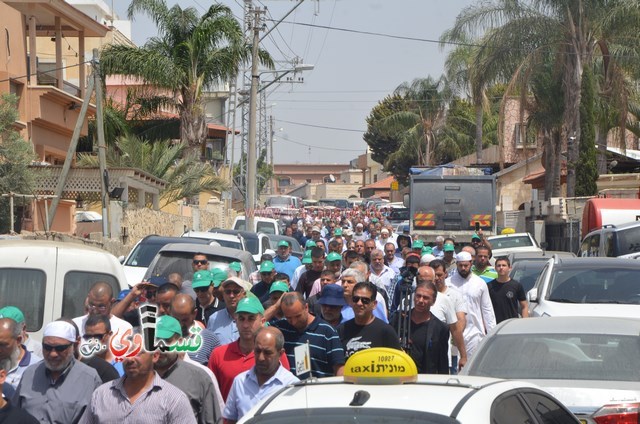 فيديو: كفرقاسم يتيمه اليوم ... الالاف في تشيع المرشد والمؤسس فضيلة العلامة الشيخ عبدالله نمر درويش الى مثواه الاخير